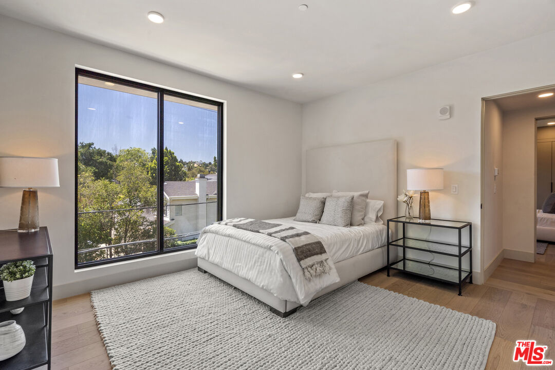 12304 Moorpark St Unit: 101