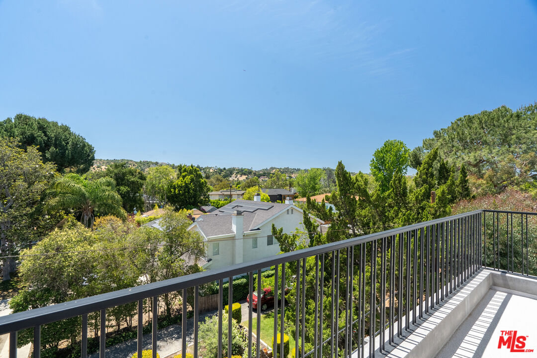 12304 Moorpark St Unit: 101