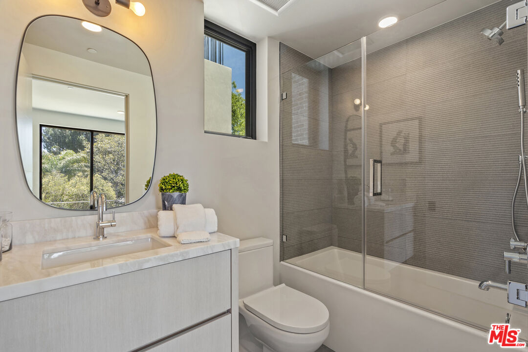12304 Moorpark St Unit: 101
