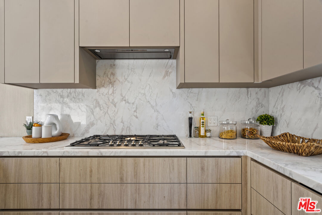 12304 Moorpark St Unit: 101