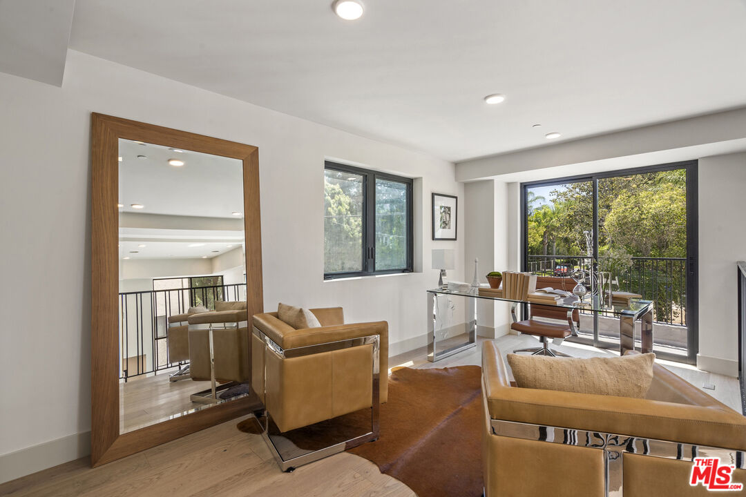 12304 Moorpark St Unit: 101