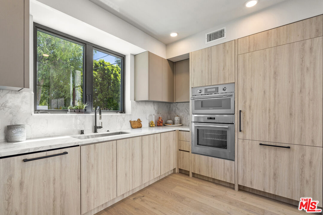 12304 Moorpark St Unit: 101