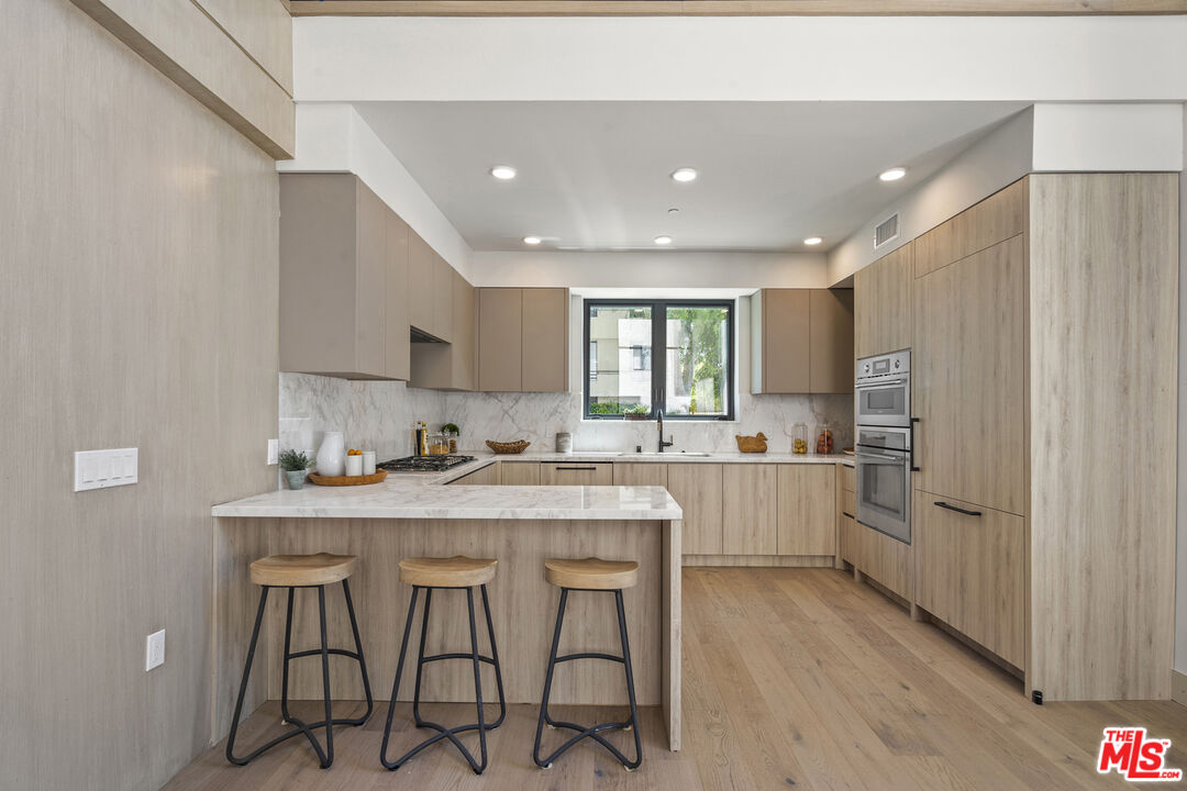 12304 Moorpark St Unit: 101