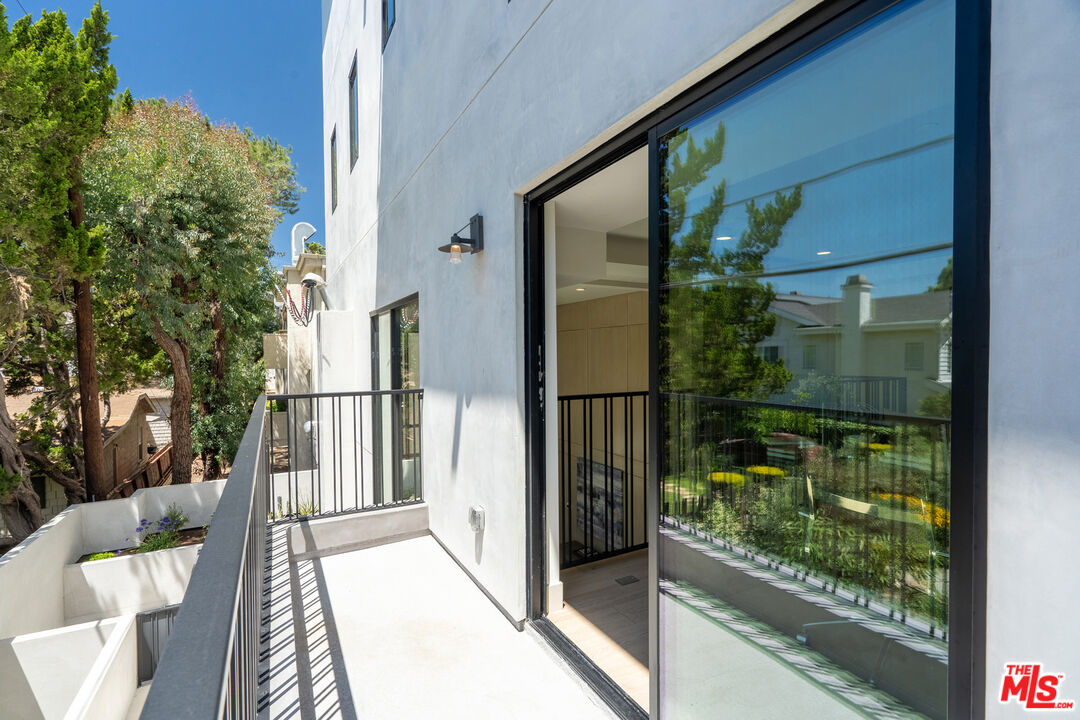 12304 Moorpark St Unit: 101