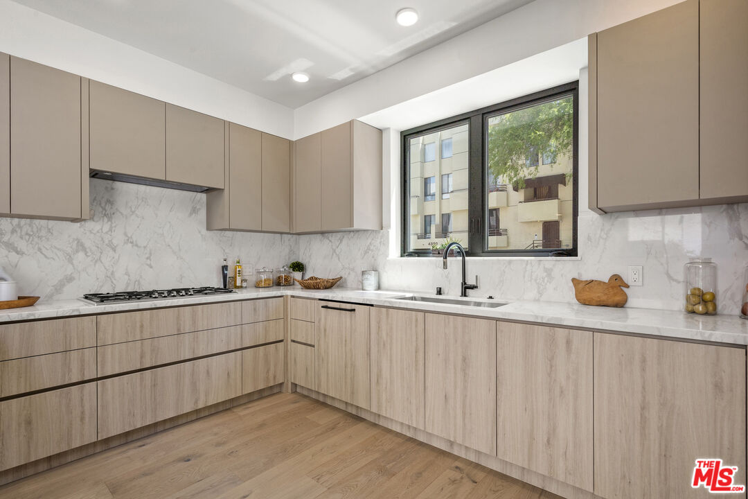 12304 Moorpark St Unit: 101