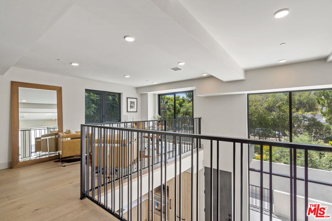12304 Moorpark St Unit: 101