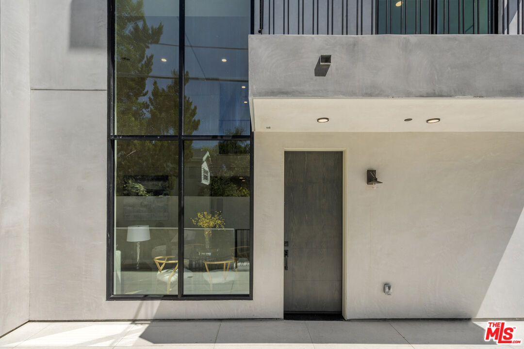 12304 Moorpark St Unit: 101
