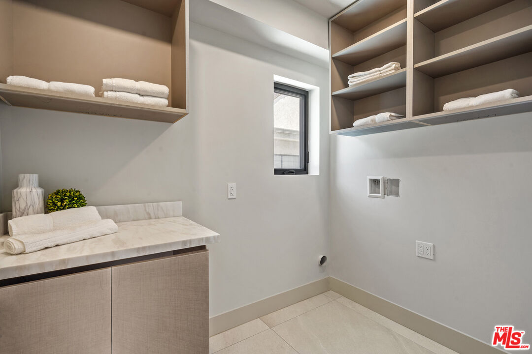 12304 Moorpark St Unit: 101