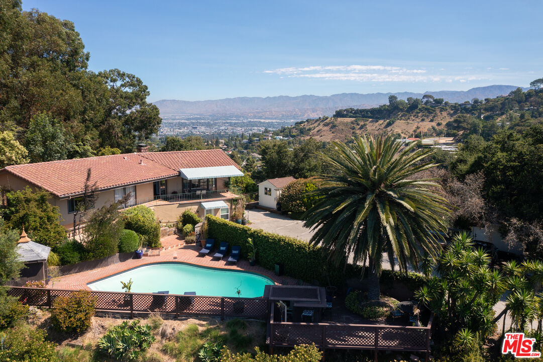 8207 Mulholland Dr