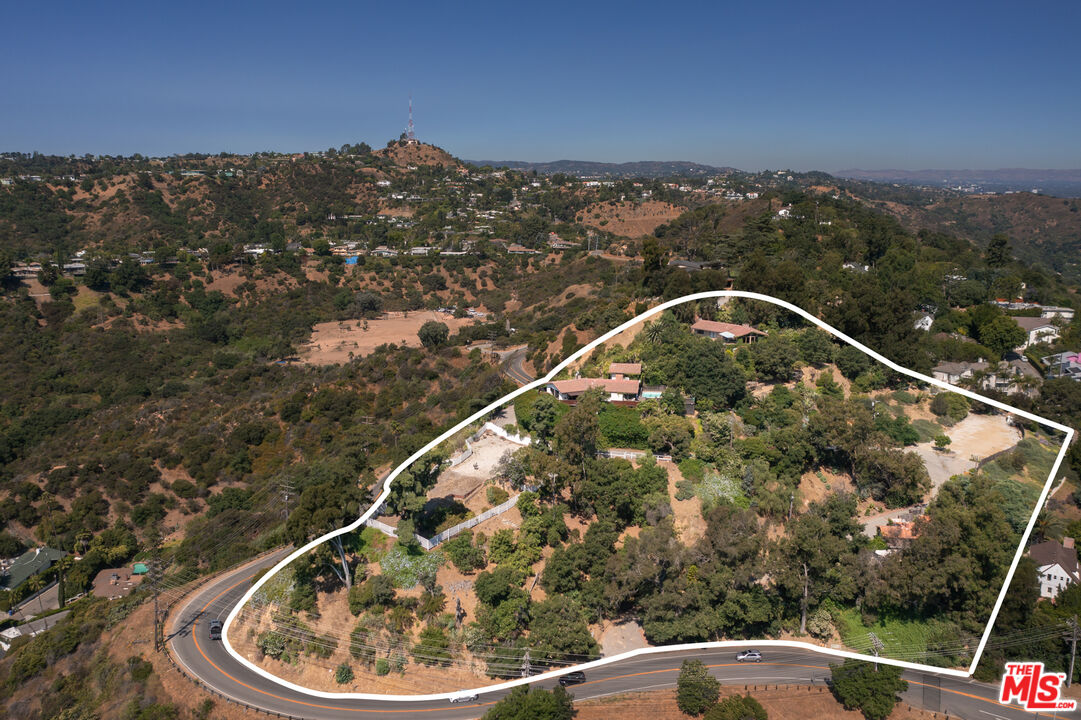 8207 Mulholland Dr
