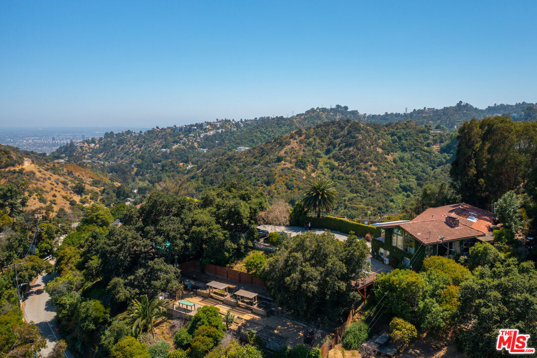 8207 Mulholland Dr