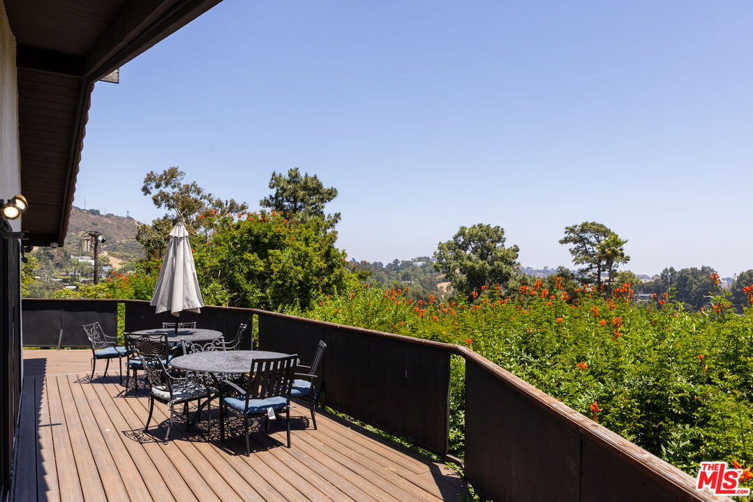 8207 Mulholland Dr