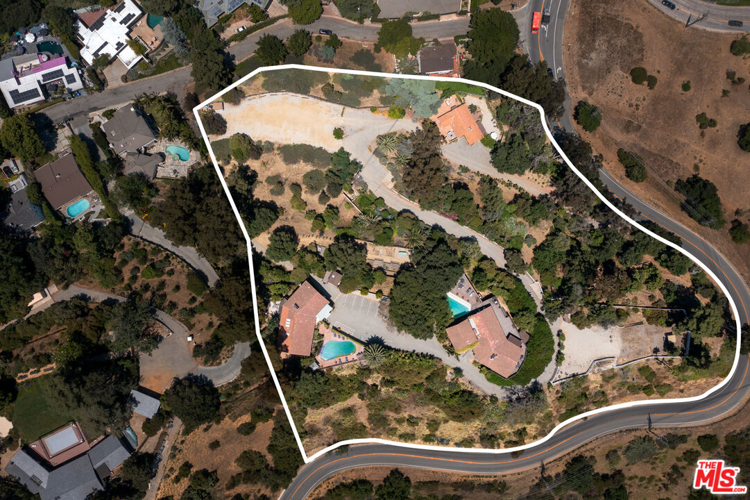 8207 Mulholland Dr