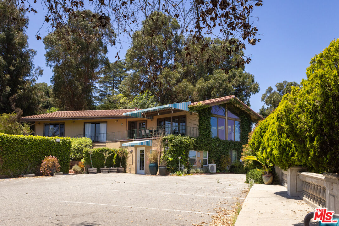 8207 Mulholland Dr