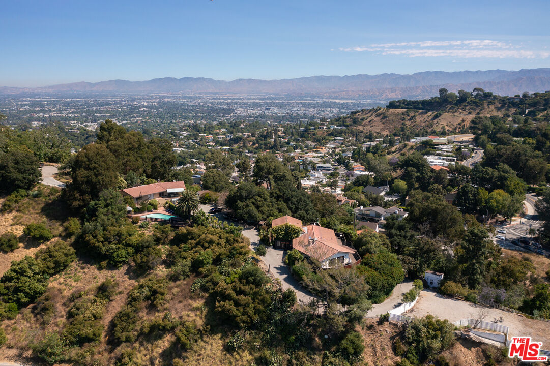 8207 Mulholland Dr