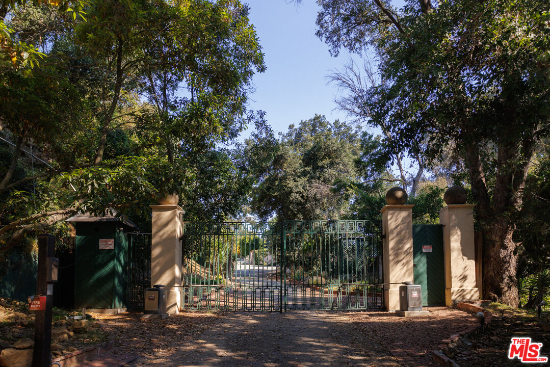 8207 Mulholland Dr