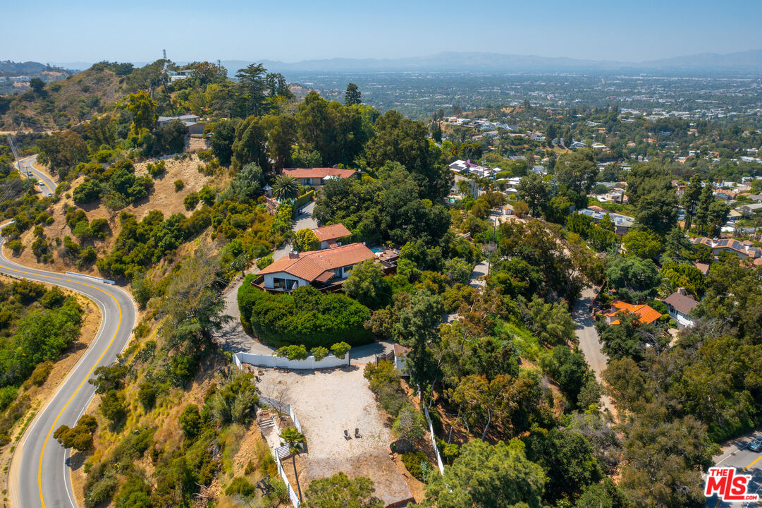 8207 Mulholland Dr