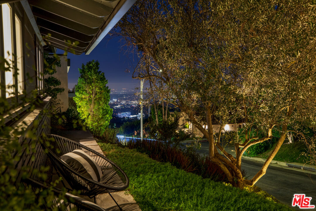 1744 N Doheny Dr