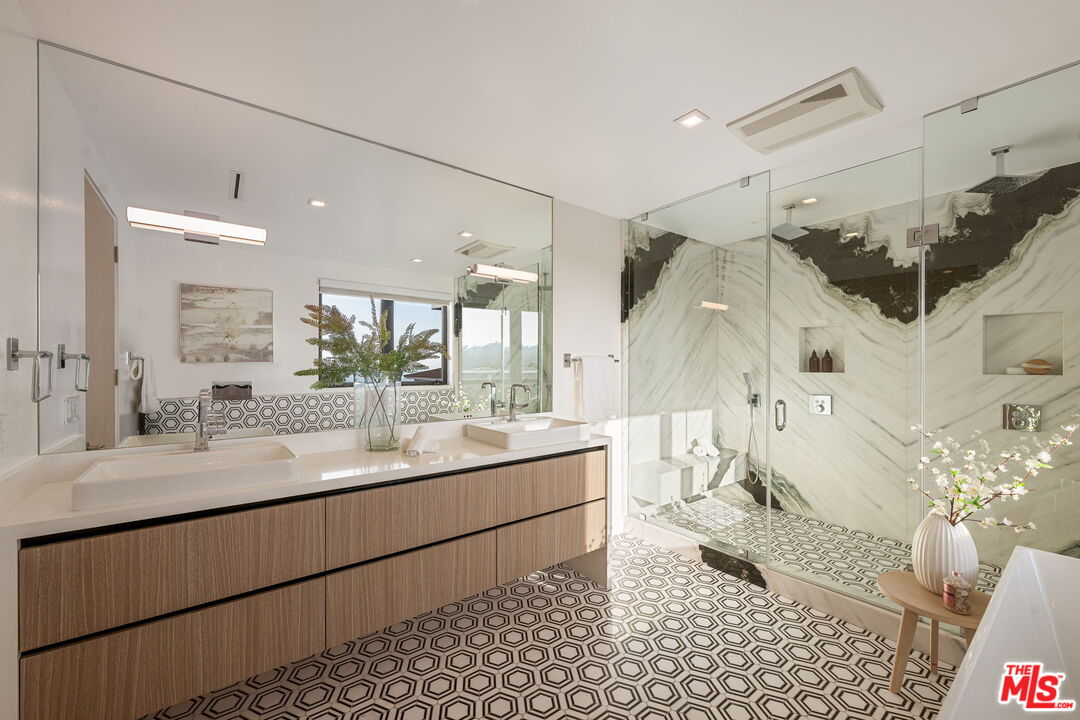 7911 Oceanus Dr, Hollywood HIlls