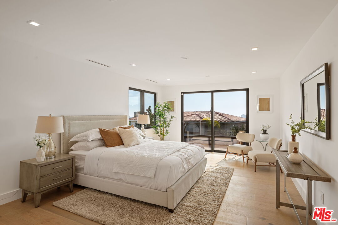 7911 Oceanus Dr, Hollywood HIlls