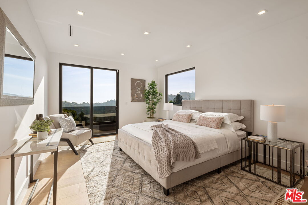 7911 Oceanus Dr, Hollywood HIlls