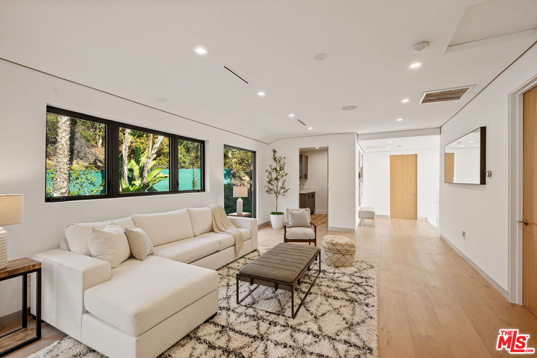 7911 Oceanus Dr, Hollywood HIlls