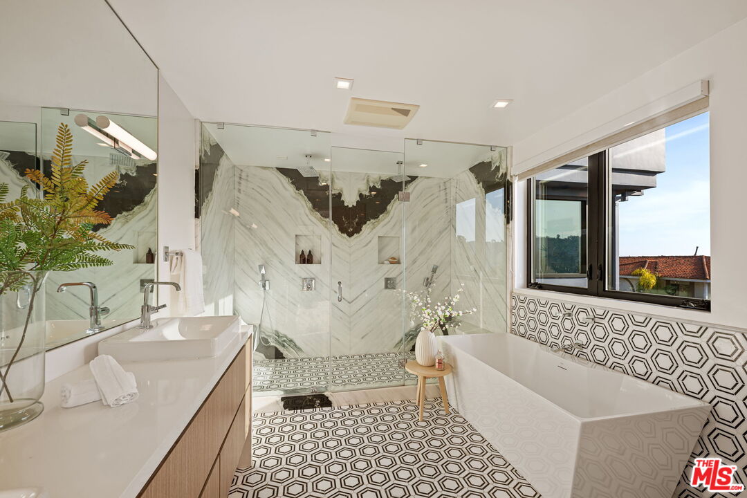 7911 Oceanus Dr, Hollywood HIlls
