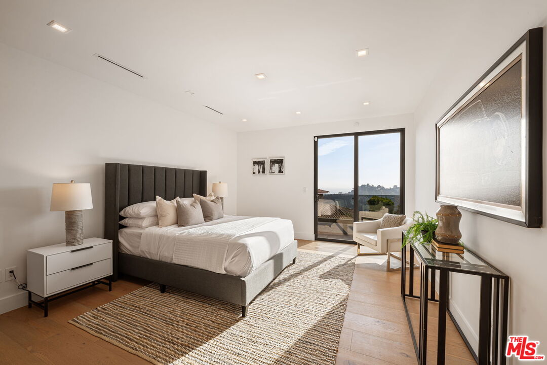 7911 Oceanus Dr, Hollywood HIlls