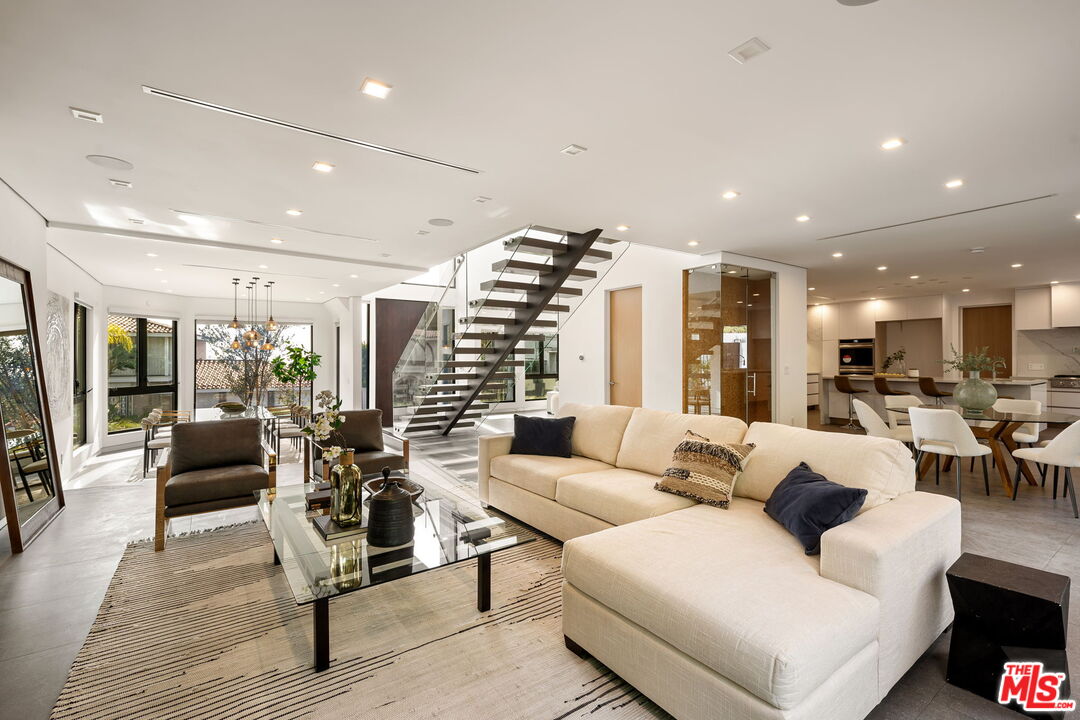 7911 Oceanus Dr, Hollywood HIlls