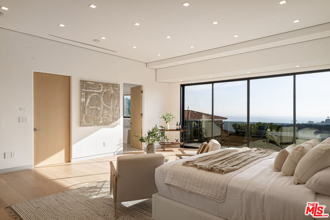 7911 Oceanus Dr, Hollywood HIlls