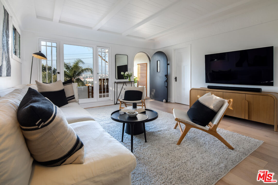 1132 Princeton Dr, Glendale