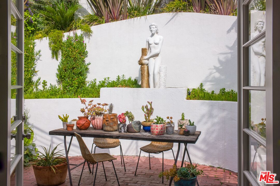 2331 Outpost Dr, Sunset Strip