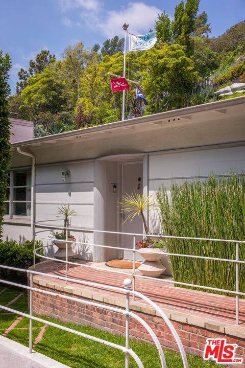 2331 Outpost Dr, Sunset Strip