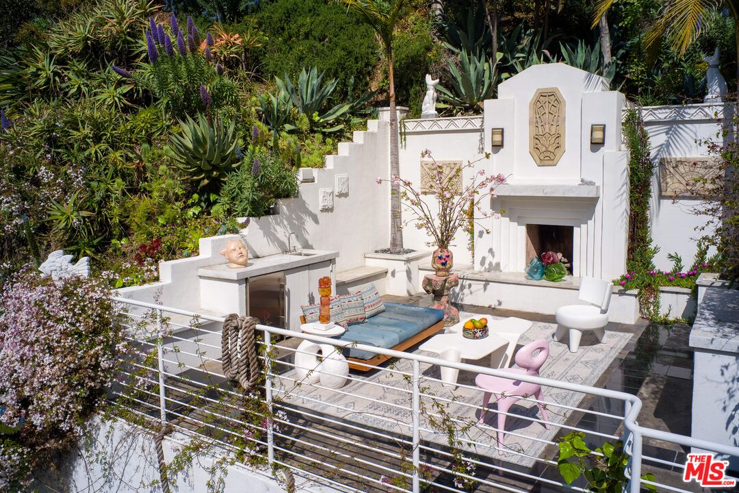 2331 Outpost Dr, Sunset Strip