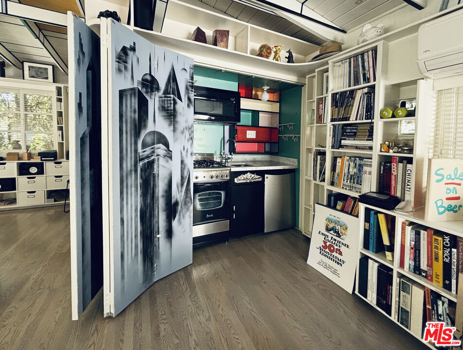 2331 Outpost Dr, Sunset Strip