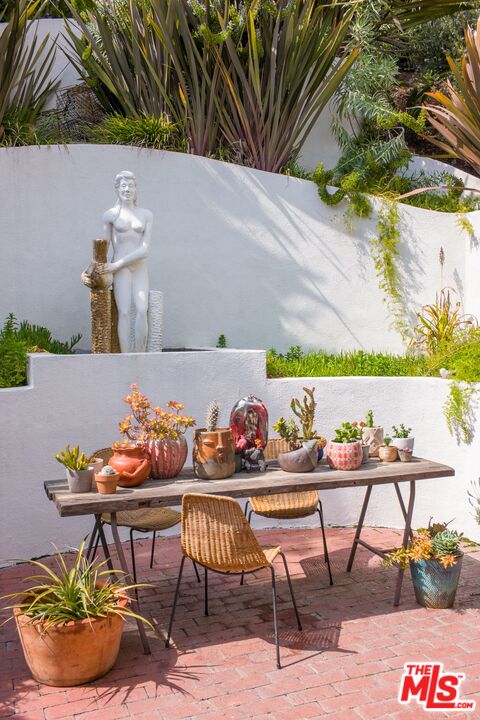 2331 Outpost Dr, Sunset Strip