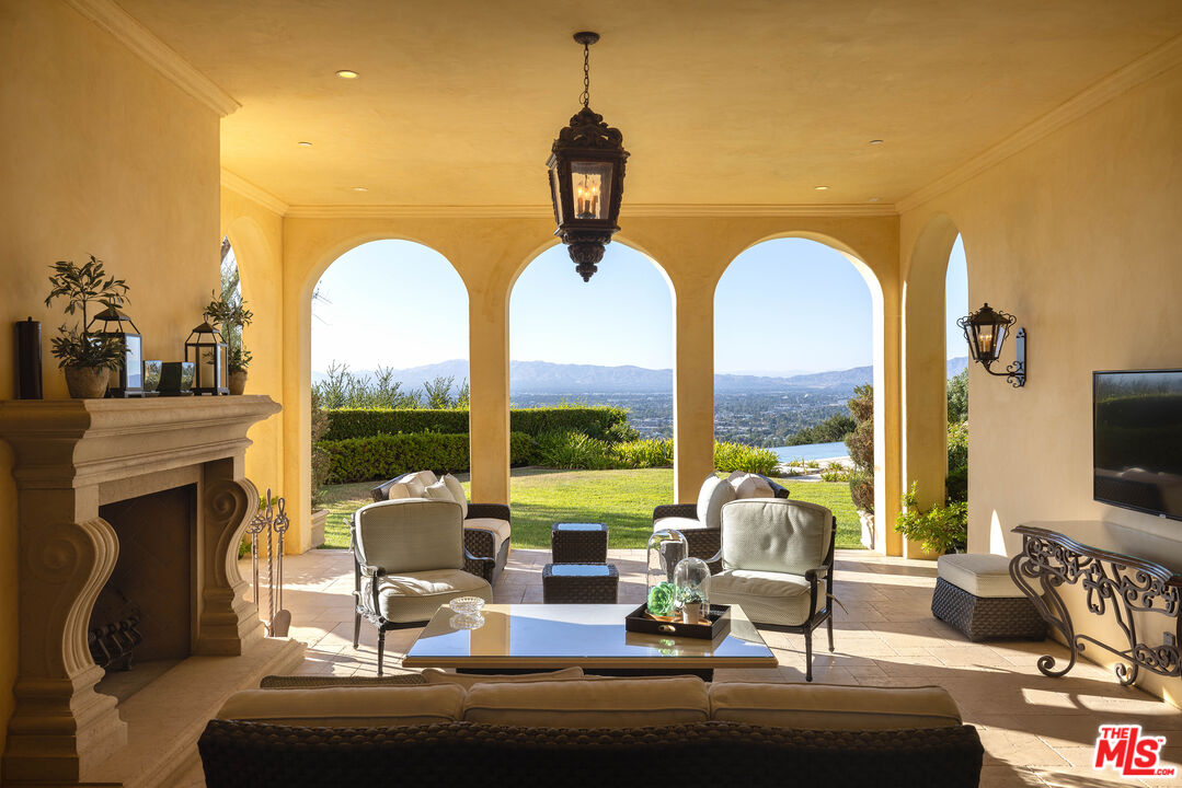 13961 Aubrey Rd, Beverly Hills
