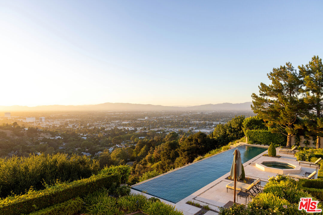 13961 Aubrey Rd, Beverly Hills