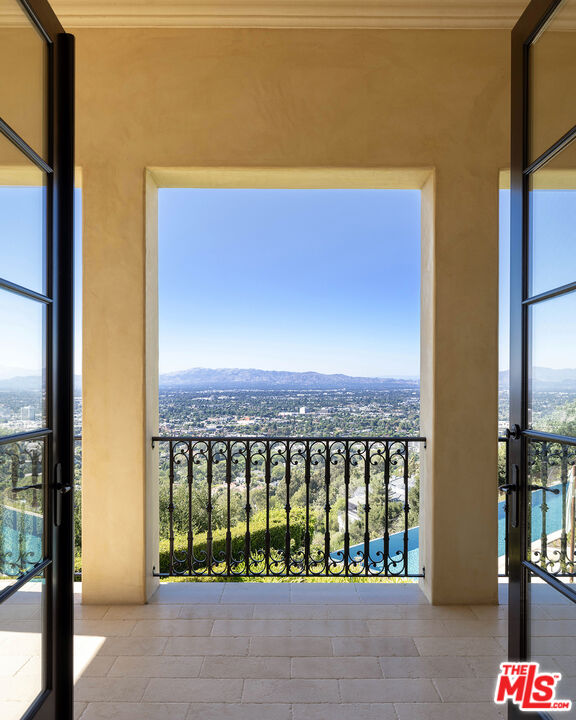 13961 Aubrey Rd, Beverly Hills