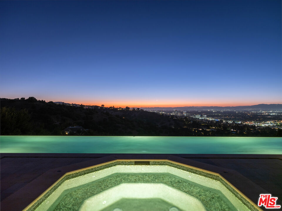 13961 Aubrey Rd, Beverly Hills
