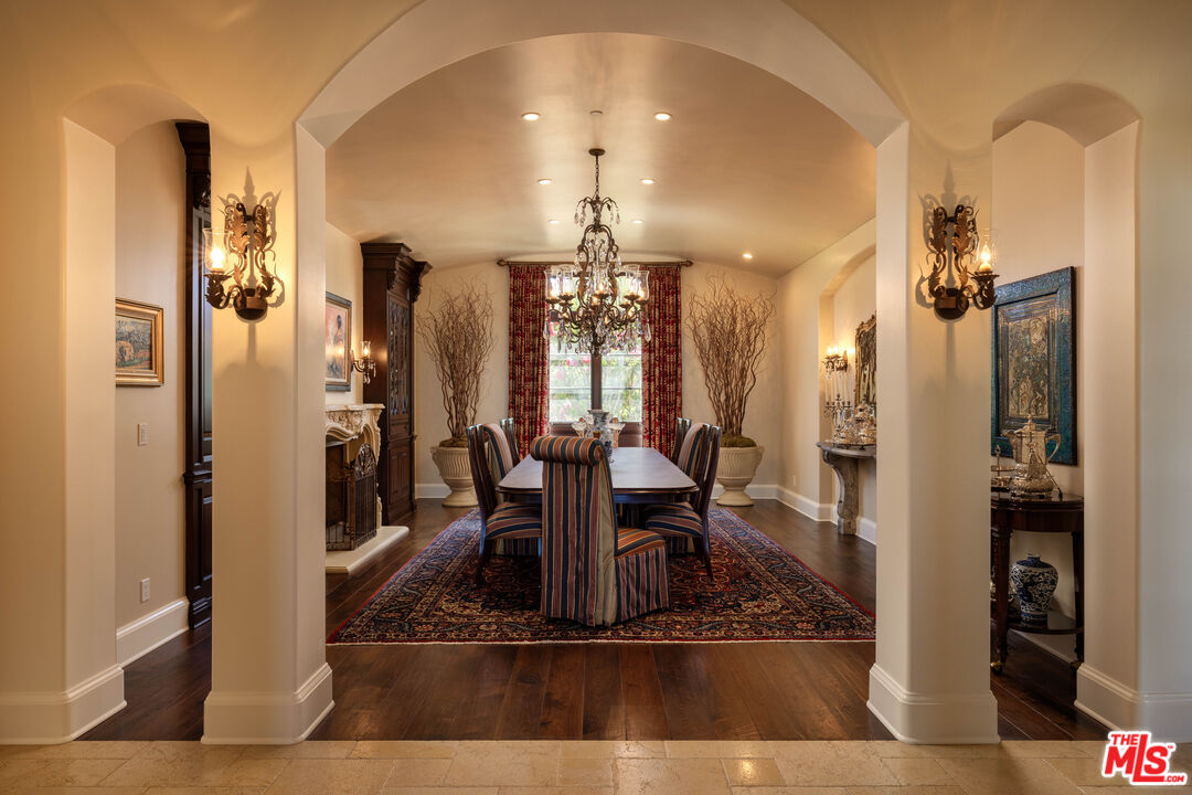 13961 Aubrey Rd, Beverly Hills