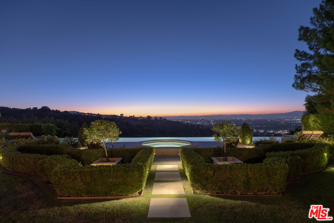 13961 Aubrey Rd, Beverly Hills