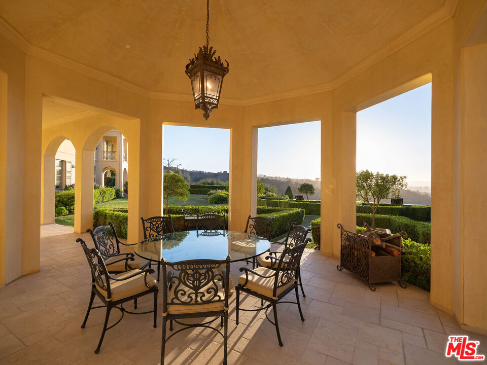 13961 Aubrey Rd, Beverly Hills