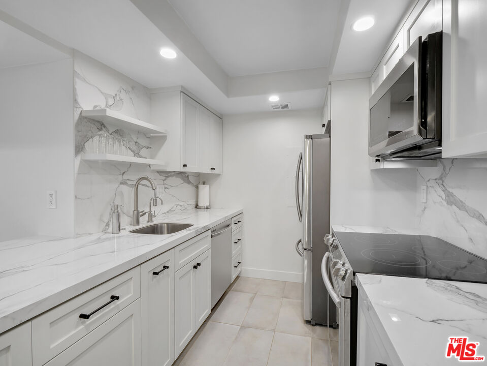 1134 Alta Loma Rd Unit: 203