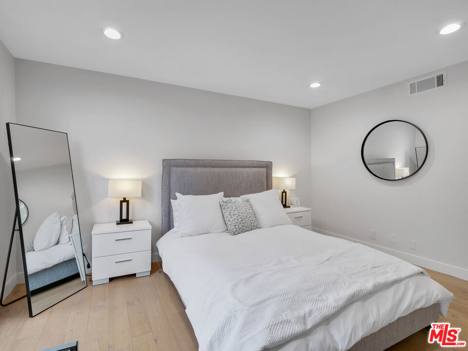 1134 Alta Loma Rd Unit: 203