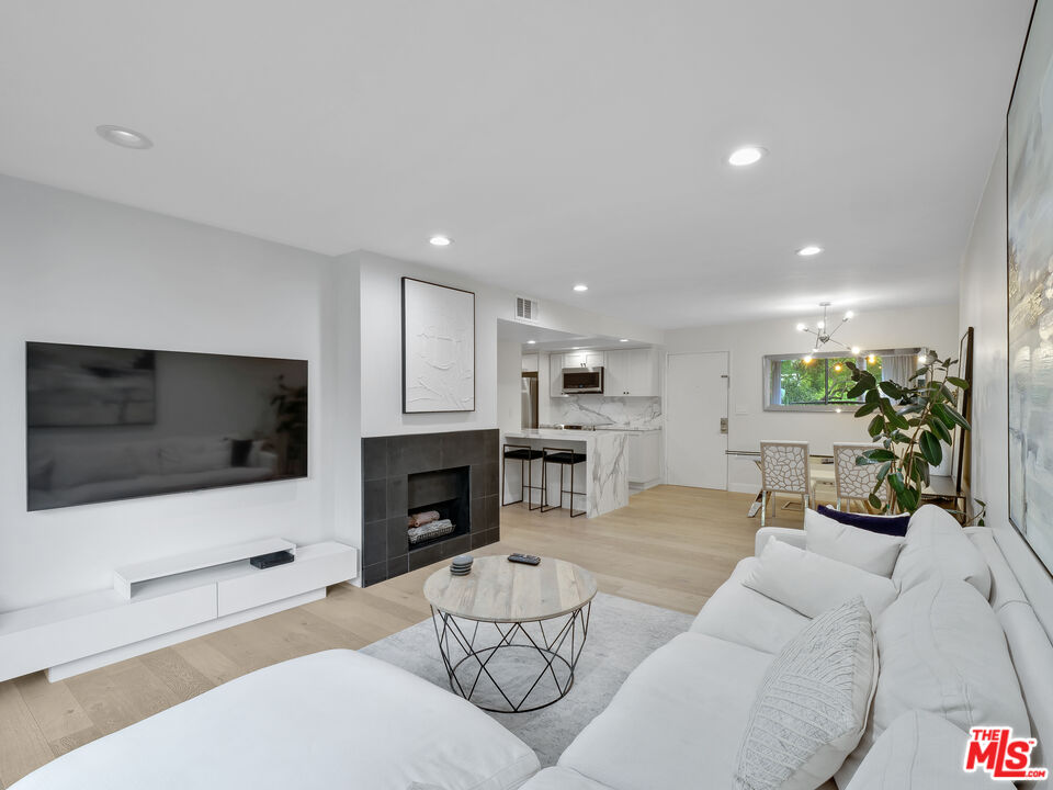 1134 Alta Loma Rd Unit: 203