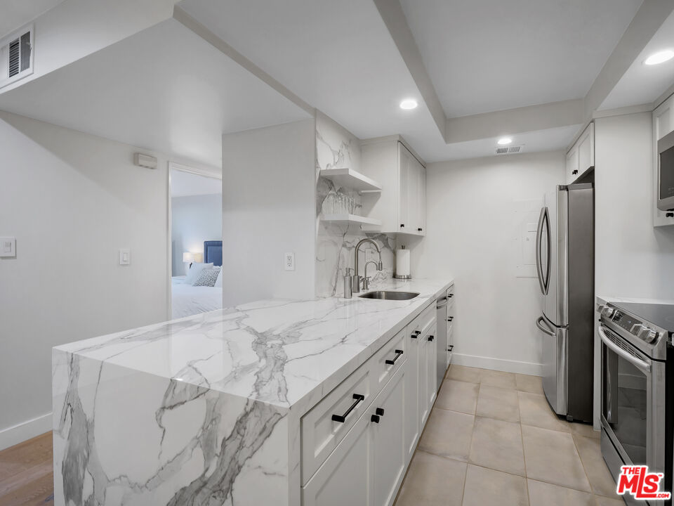 1134 Alta Loma Rd Unit: 203