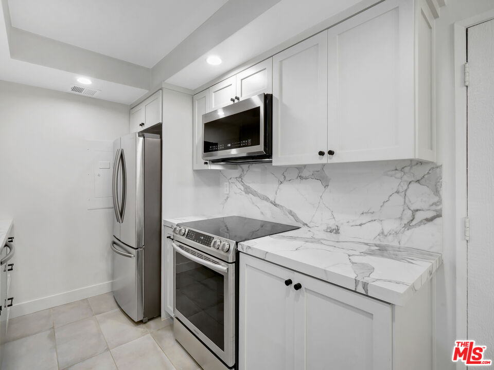 1134 Alta Loma Rd Unit: 203