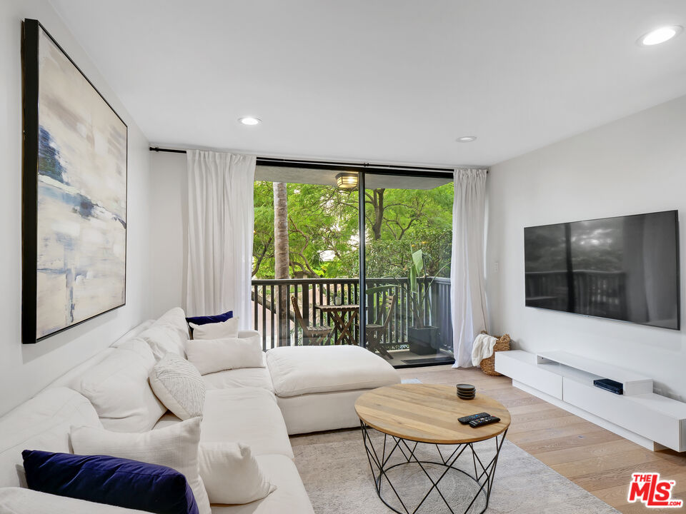 1134 Alta Loma Rd Unit: 203