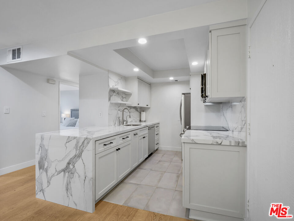 1134 Alta Loma Rd Unit: 203